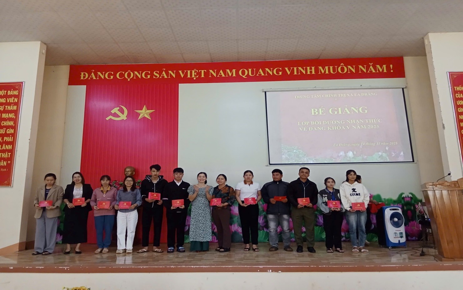 Xã Ea Wy: 8 quần chúng ưu tú được cấp giấy chứng nhận  Bồi dưỡng Nhận thức về Đảng khoá V năm 2025